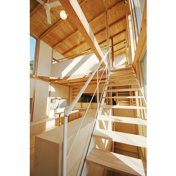 蹴込み板を取り払った風を通す階段