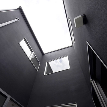 部屋に光を注ぐ中庭スペース