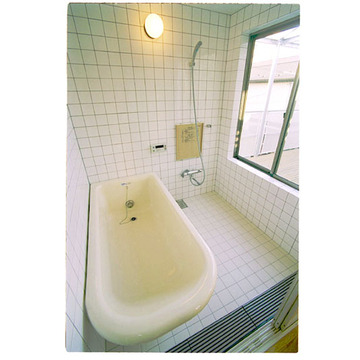 独立のバスタブにタイル張りの浴室