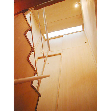 天窓からの光で明るい階段室