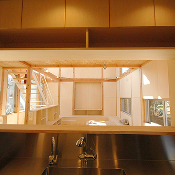 カウンターキッチンからリビングを眺める