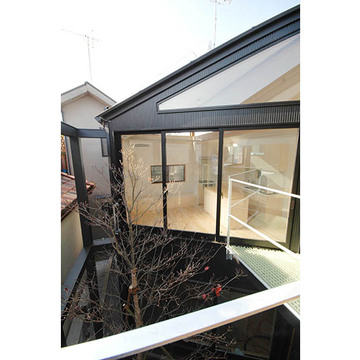 中庭に面する窓で明るい室内