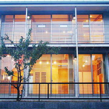 木材に反射した暖かい光が漏れ出す夕景