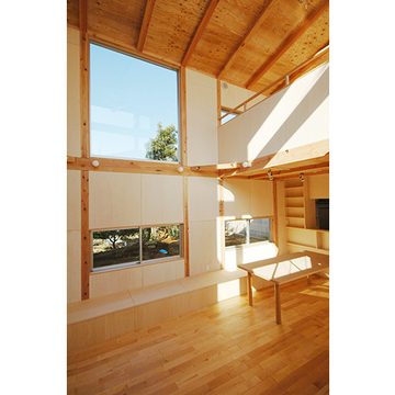 自然に解けこむ大きな窓が印象的なリビング