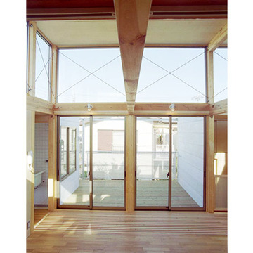 多数の窓で明るく開放的なリビング