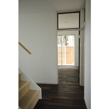 ダークブラウンの床と白壁がコントラストに