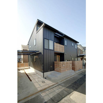 前面道路からみる外観と駐車スペース