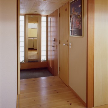 外からの自然光が優しく明るい玄関スペース