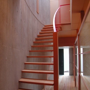 明るい光が差し込む暖かい色調の階段ホール