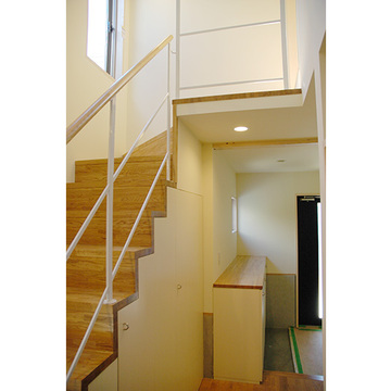 玄関から2階へのL字階段
