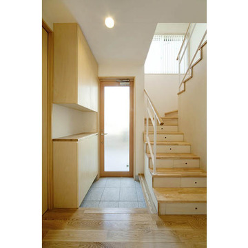 すりガラスのドアで明るい玄関ホール