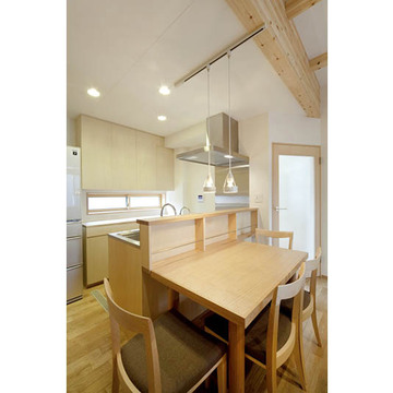 家族の顔が見えるカウンターキッチン