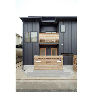 木のルーバーが印象的なエントランス