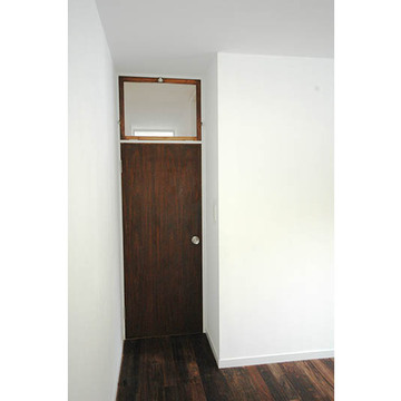 ドアの上に設置した通風窓