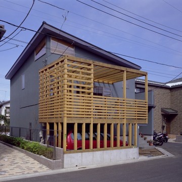 建物は2階建ての高さでもスキップフロアで3層構造のような内部