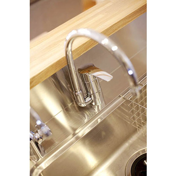 ステンレスが輝くキッチンスペース