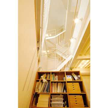 吹き抜けに通る階段を見上げる