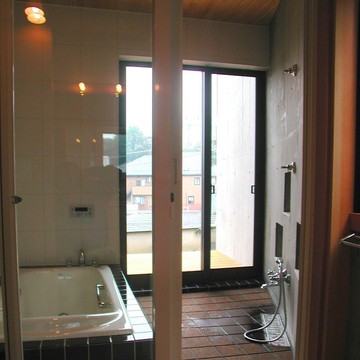 一部コンクリートの壁面を取り入れたバスルーム