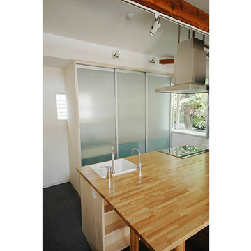 木目調の大きなカウンターキッチン