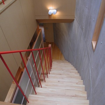 コンクリート打放しの曲面内側は階段ホール