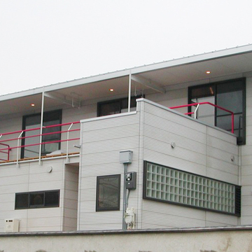 建物前面とはまた違った表情の裏側