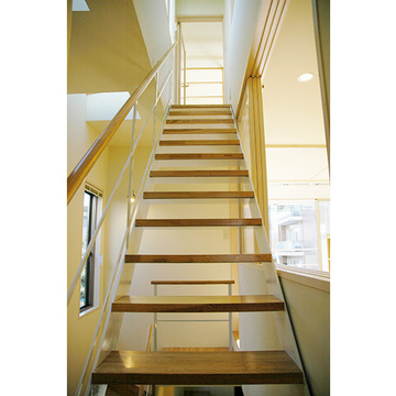 踏み板だけの光を通す階段