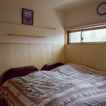 寝室は日中小さなハイサイドライトで優しい明るさ