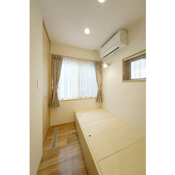 十分な開口部と落ち着ける天井高の寝室