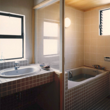 タイル張りの落ち着いた雰囲気のバスルーム