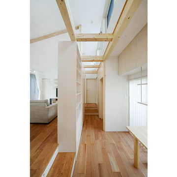 収納棚が空間を分割する室内