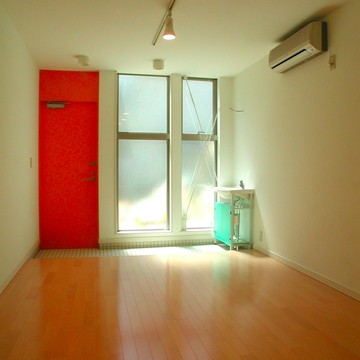 室内に入ると玄関の土間に小さな洗面台が便利