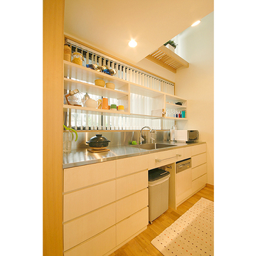 収納スペースを確保した機能的なキッチン