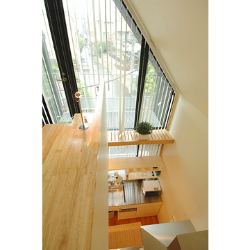 吹抜からキッチンを覗く