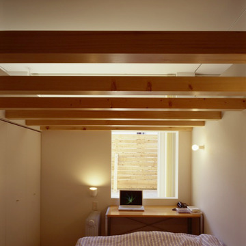 寝室の小窓からは明かりも入る適度な閉鎖空間