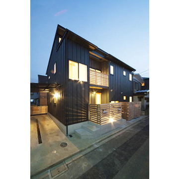 部屋の灯りが外壁とのコントラストに