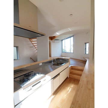 スキップフロアに配置されたキッチン