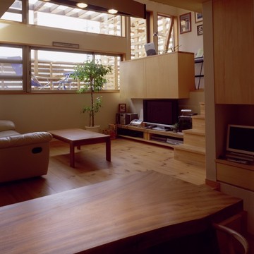 リビングダイニングのさらにバルコニーまで見渡せるキッチン