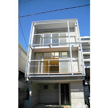 長方形のフォルムが印象的な外観