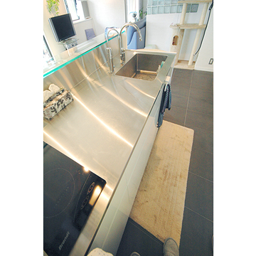 ガラスのカウンターがアクセントに