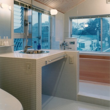 日中はブラインドを開けて大きな窓から明るい光と風の抜けるバスルーム