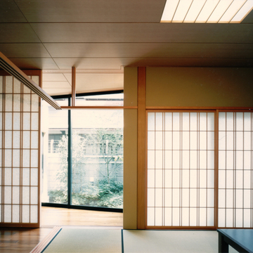 障子を開ければ庭の緑を眺められるくつろいだ雰囲気の室内