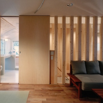 天井までのハイドアで建具もすっきりしたデザイン