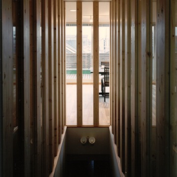 見る角度から列柱の間の景色の変わる階段ホール