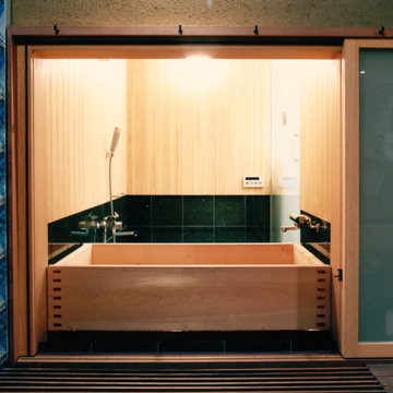 木のぬくもりを感じらながらゆったりできる木製浴槽