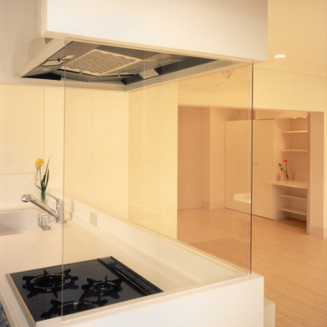 オープンキッチンにガラスのパーティションで料理に集中できすっきりしたデザイン