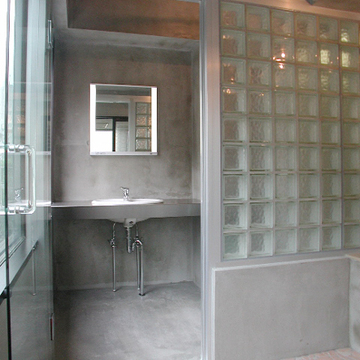 粗い仕上げがおしゃれなバス洗面スペース