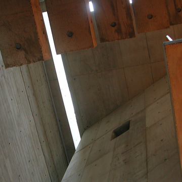 階段したからホールのトップライトを眺める