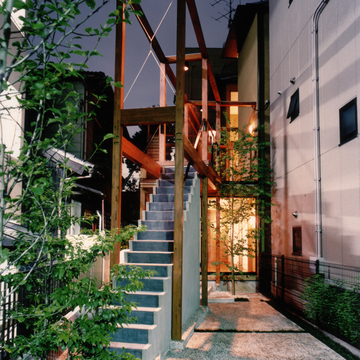 1階は親世帯2階子世帯へのアプローチ