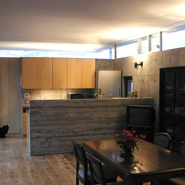 ダイニングキッチンはハイサイドライトと天井を照らす間接照明で落ち着いた雰囲気