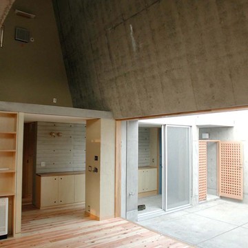 リビングからバルコニーに繋がる大きな開口で明るく風も抜ける